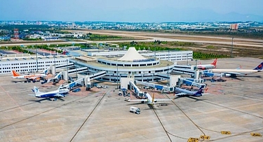 Antalya'da uçak trafiği rekor tazeledi