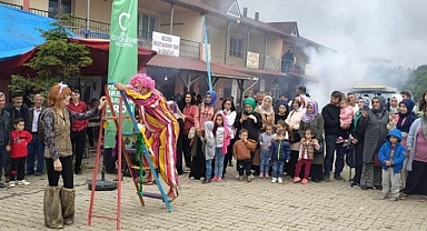 Zirvede tiyatro resitali! İlk kez tiyatro izlemenin mutluluğunu yaşadılar
