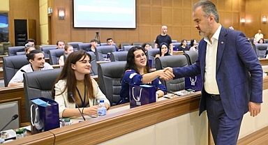 Alinur Aktaş stajyerlerle buluştu