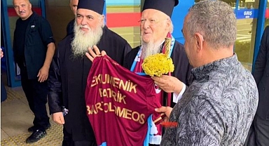 Fener Rum Patriğine, ‘Ekümenik’ Yazılı Trabzonspor Forması Hediye Edildi