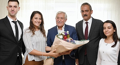 Bakan Özer'den yeni meslektaşlarla emekli öğretmene vefa