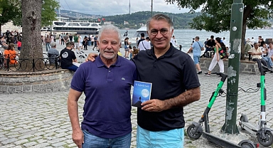 Emniyet Müdürü Öztürk Şiir Kitabını HEDİYE Verdi 