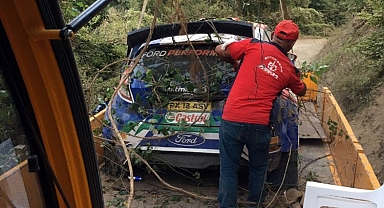 Rallide kaza yapan otomobiller vinçle kurtarıldı