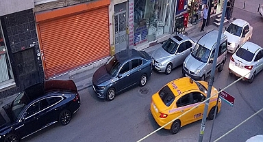 Bayrampaşa'da taşıt yolunda park eden araçlar trafiği kilitliyor..!