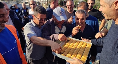 Belediye İşçilerine Baklavalı 'Asfalt' Teşekkürü