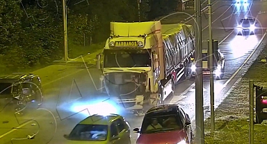 Emniyet MOBESE kameralarına takılan trafik kazalarını paylaşıyor..!