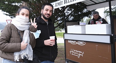 İzmit'te mobil çorba öğrencilerin içini ısıtıyor