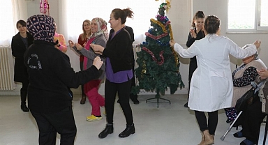 Manisa'da huzurevi sakinlerine yeni yıl eğlencesi