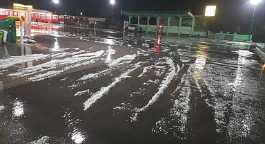 Antalya'da dolu sürprizi! 15 dakika sürdü, araçlar akaryakıt istasyonlarına sığındı