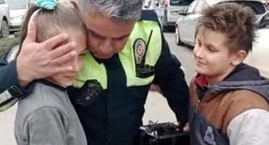 Emekli olan trafik polisine yaya geçidinde sarılıp veda ettiler..!