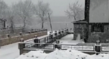 İzmir'e Lapa Lapa Kar Yağdı, Her Yer Beyaza Büründü