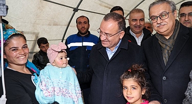 Bakan Bozdağ Diyarbakır'da çadır kenti ziyaret etti