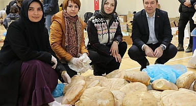 İzmir Bergama'da depremzedeler için ekmek pişiriyorlar