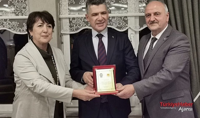 Başkan Atmaca, Emniyet Müdürü Murat Esertürk'e Plaket Verdi