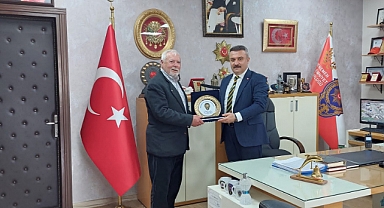Menemen Emniyet Müdüründen Ajansımıza Plaket