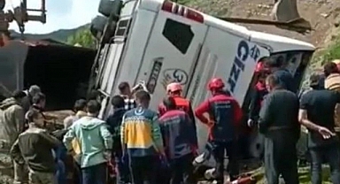 Askeri personel taşıyan otobüs şarampole devrildi: 2 asker şehit, 4 asker yaralı