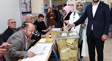 Bağcılar Belediye Başkanı Abdullah Özdemir, Eşiyle Birlikte Oy Kullandı