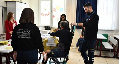 Esenyurt'ta Engelli ve Yaşlılar Sandıklara Taşındı