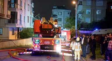Sancaktepe'de 4 katlı binanın Giriş katında Yangın