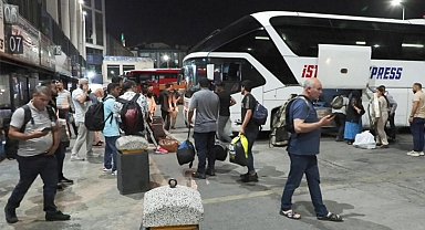 Bayram tatili öncesi otogarda akşam yoğunluğu