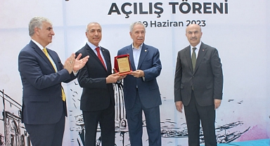 Bülent Arınç Hattat Polise Plaket Verdi 