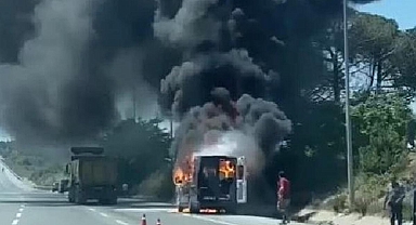 Çekmeköy'de minibüs yandı, yol kapandı