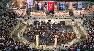 Cumhurbaşkanlığı Senfoni Orkestrası, antik tiyatroda konser verdi