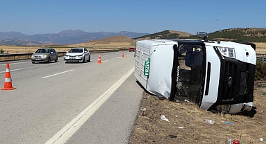 Tarım işçilerini taşıyan minibüs devrildi: 13 yaralı