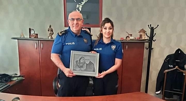 Emniyet Müdürü Dursun Terzi'ye Karakalem Portresini Hediye Etti