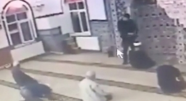 Eylemci Ayakkabıyla Camiye Girdi, 'Ezandan Rahatsız Oluyorum' Dedi