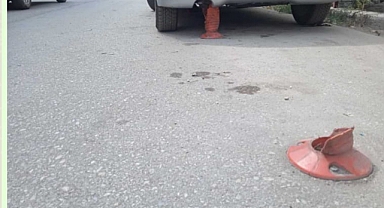  Bayrampaşa'da taşıt yolundaki dubalar kesilince araç parklanması trafiği kilitliyor..!