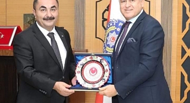 Başkan Şimşek'ten Samsun Emniyet Müdürü Arıbaş'a PLAKET