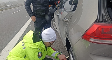 Polis, otoyolda lastiği patlayan sürücüye yardımcı oldu