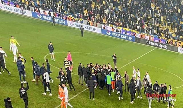 Koca'dan Hakem Halil Umut Meler'e Yumruklu Saldırı
