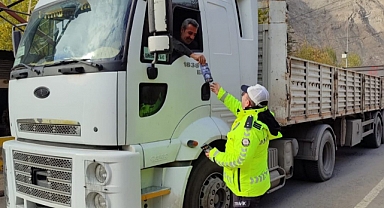 Polis Kış Lastiği Kullanımı Hakkında Broşür Dağıttı
