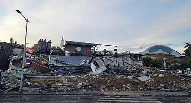 Üsküdar sahilinde kaçak bina yıkıldı