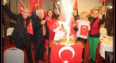 13.Yılın Gururunu Dostlarıyla Paylaştı