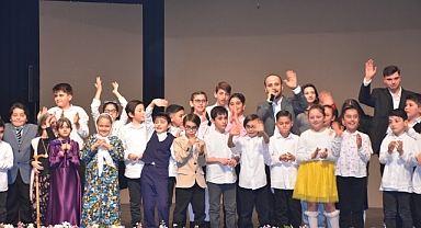 Minik Öğrenciler Sahnenin Tozunu Attırdı