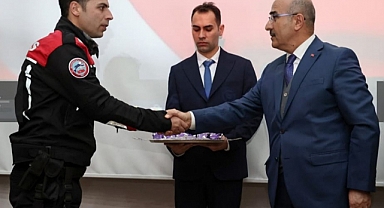 Vali Demirtaş,Başarılı Polislere Ödül Verdi 