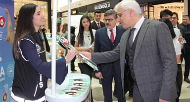 Vali Kılıç, Kadın Polislere Çiçek Verdi 