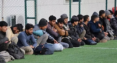 Bakır Yüklü TIR'ın Dorsesinden 64 Kaçak Göçmen Çıktı