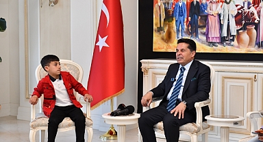 Başkan Özer Sokak Köpeğini Yağmurdan Koruyan Küçük Ayaz'ı Makamında Ağırladı