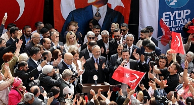 Eyüpsultan Belediyesi Önünde Bayram Sevinci