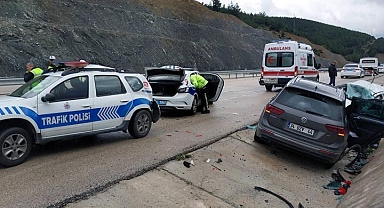 Isparta'da kaza yerindeki ambulans ve polis araçlarına otomobil çarptı: 1'i bebek 10 yaralı