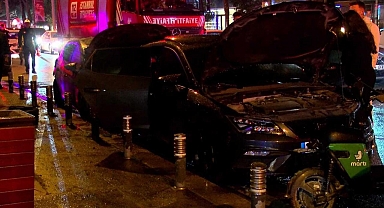 Kadıköy'de park halindeki 2 otomobil alev alev yandı