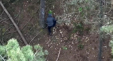 Pikachu kasklı motosikletli ormana gömdü, kazarken yakalandı!