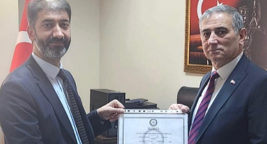 Türkiye'nin Tek Rakibsiz Muhtarı Mazbatasını Aldı
