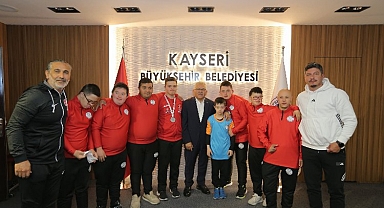Down Futsal Takımı sporcularından Başkan Büyükkılıç’a sevgi gösterisi