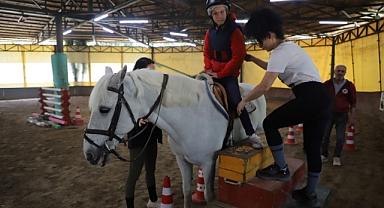 Sarıyerli Özel Çocuklara Atlı Terapi Hizmeti