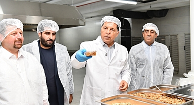 Başkan Özer Vatandaşlara Aşure İkramında Bulundu